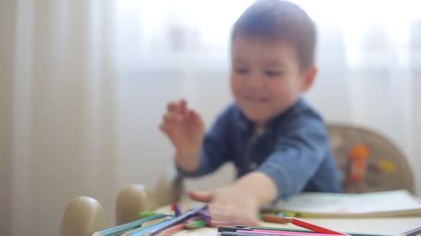 Jongetje wil niet leren tekenen, draaide de tabel met potloden — Stockvideo