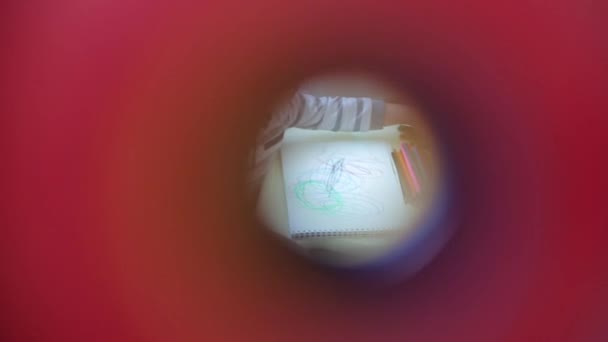 Das Kind durch ein rundes Loch in der Tür zu beobachten — Stockvideo