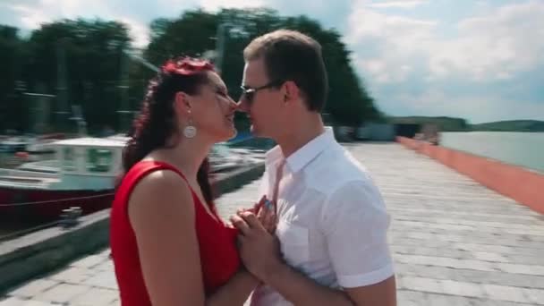 Kameran kretsar kring ett ungt par som försiktigt kyssa och prata — Stockvideo