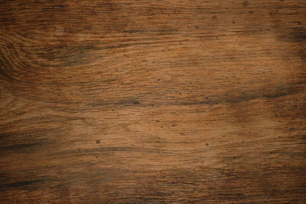 Drewniana deska jest brązowa o szorstkiej fakturze i plamach na powierzchni — Zdjęcie stockowe