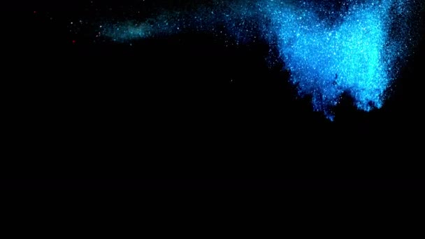 Langzame val van briljante blauwe lovertjes op zwarte 4k achtergrond — Stockvideo