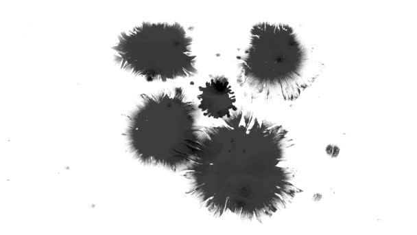 En droppe svart akvarell färg sprider sig på en vit bakgrund — Stockvideo