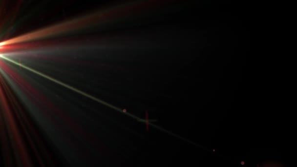 El resplandor de luz aumenta en movimiento sobre un fondo negro — Vídeo de stock