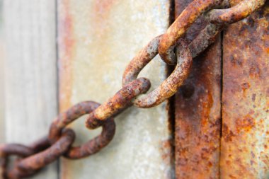 Paslı ve yıpranmış zinciri