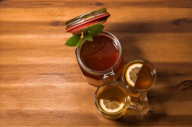 yeşil çay limon ve bal bir ahşap stand ile