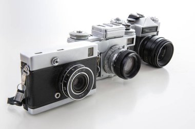 Retro Vintage fotoğraf makinesi yan görünüm beyaz arka plan üzerinde. Üç kamera