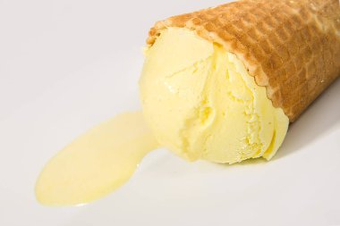 Beyaz arka plan üzerinde izole bir waffle içinde vanilyalı dondurma. Yaz