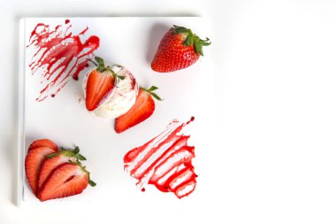 Yaz arka plan. Çilekli dondurma beyaz zemin üzerine taze çilek ile