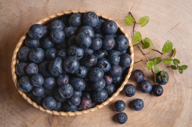 Doğal arka plan. Yaban mersini çilek huş güdük bir huş kutusunda. Ahşap arka plan