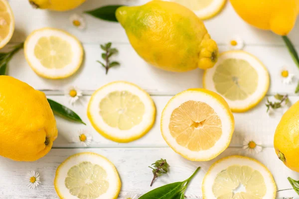 Lemons Whole Sliced Spread Board Decorated Herbs Daisies — Stock Photo, Image