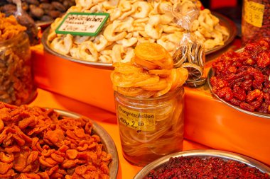 Doğulu tatlılar. Tezgahta kurumuş meyve var. Gıda konusu. Pazar ve gıda satışları