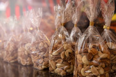 Aydınlatma. Tezgahın üzerinde çeşitli fındıklar var. Doğu şekerleme pazarı