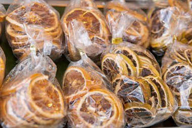 Tezgahta kurumuş meyve var. Tezgahın üzerinde kurumuş turunçgil meyveleri var. Yemek konusu..