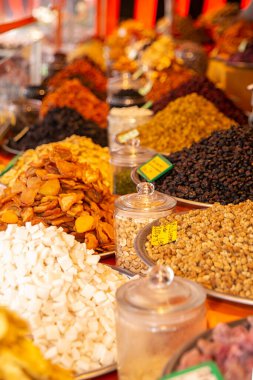 Doğulu tatlılar. Tezgahta kurumuş meyve var. Gıda konusu. Pazar ve gıda satışları