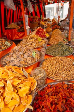 Doğulu tatlılar. Tezgahta kurumuş meyve var. Gıda konusu. Pazar ve gıda satışları