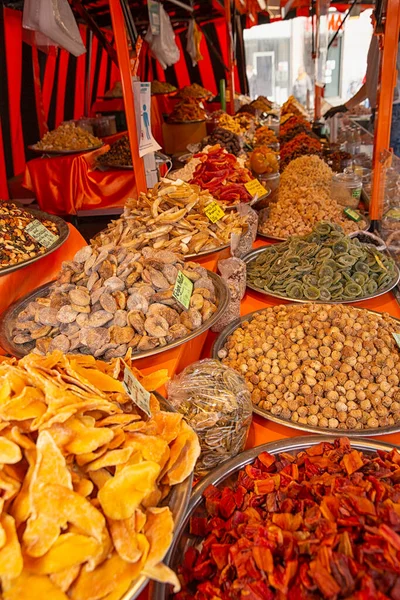 Doğulu tatlılar. Tezgahta kurumuş meyve var. Gıda konusu. Pazar ve gıda satışları