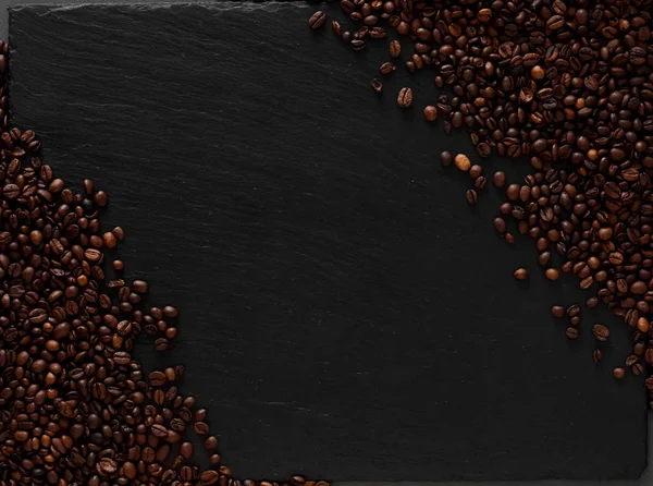 Template with coffee beans flatlay. Dark texturiset background. — Stock Photo, Image