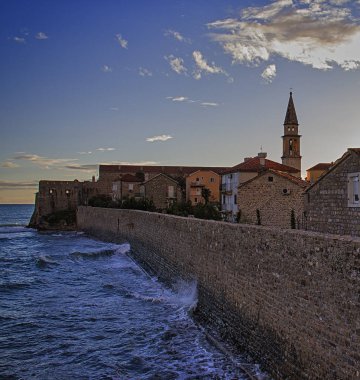 Eski şehrin Doğu kapısı. Budva. Karadağ.