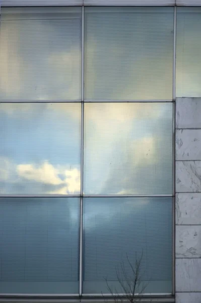 Облачные отражения в пластиковых окнах — стоковое фото