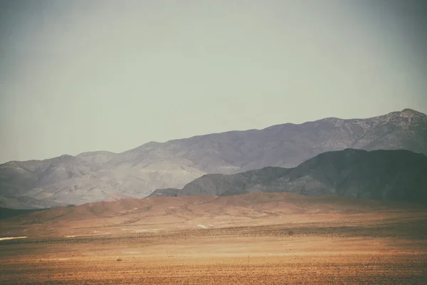 Peaks and mountain ranges in the desert — Stock Photo, Image