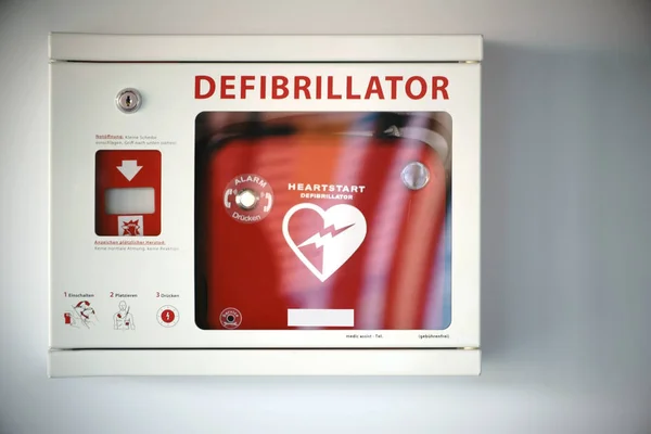 Defibrilatör bir duvar  