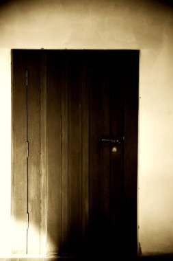 Karanlık kilise kapısı