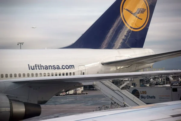 Літаки пасажирські Lufthansa — стокове фото