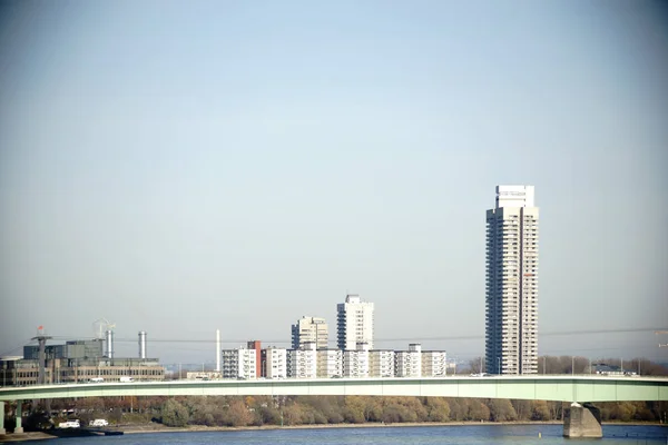 Hochhaus baut Deutz-Brücke — Stockfoto