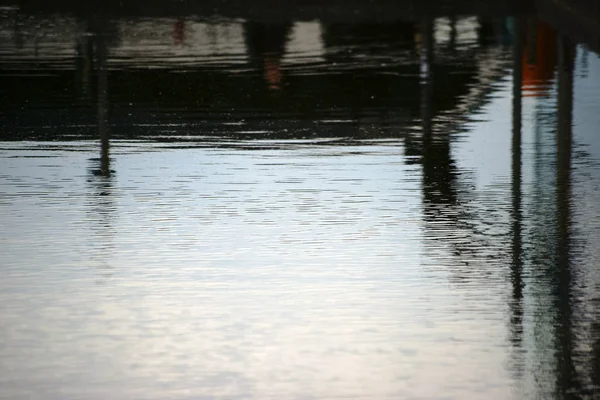 Reflejos abstractos en el agua — Foto de Stock