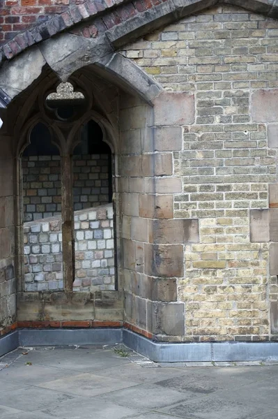 Готическое окно в кирпичном здании — стоковое фото