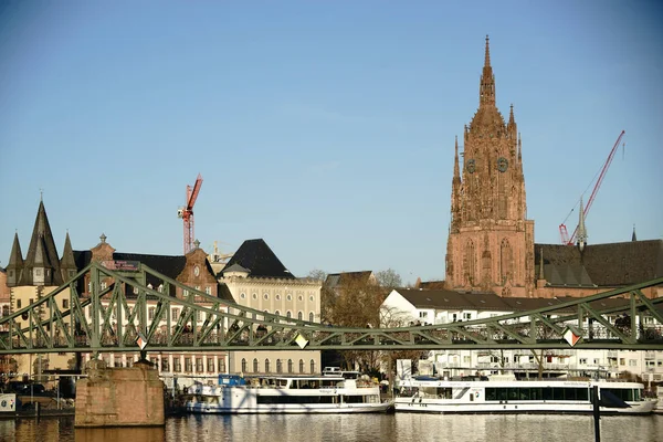 Iron Bridge och Frankfurts katedral — Stockfoto