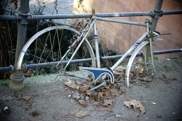 Verlorenes und rostiges Fahrrad — Stockfoto