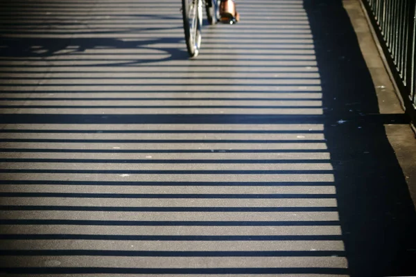 Brückengeländer wirft Schatten — Stockfoto