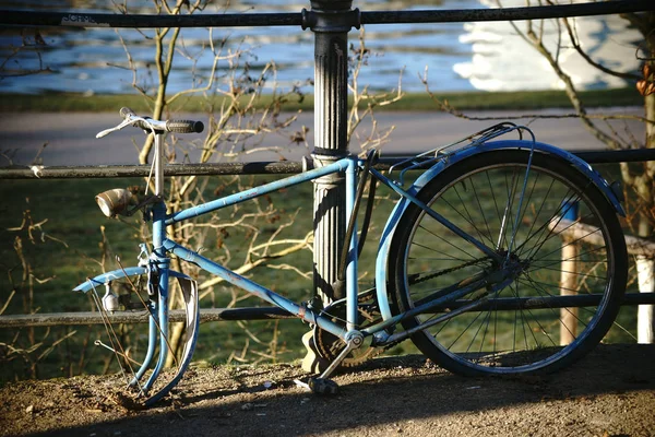 Bicicleta perdida na cerca — Fotografia de Stock