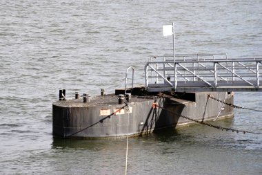 Nehri üzerinde tekne dok