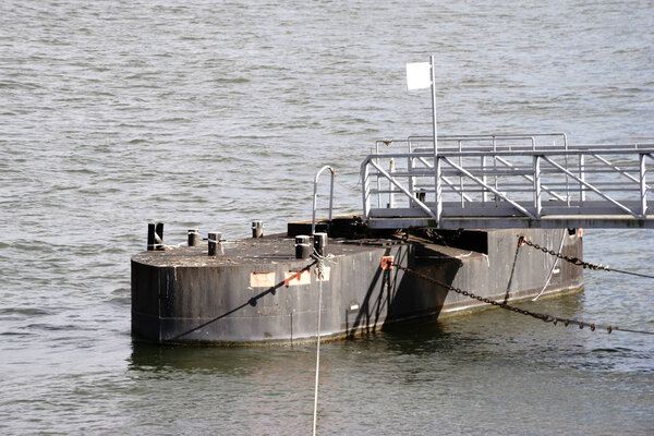 Лодочный док на реке
