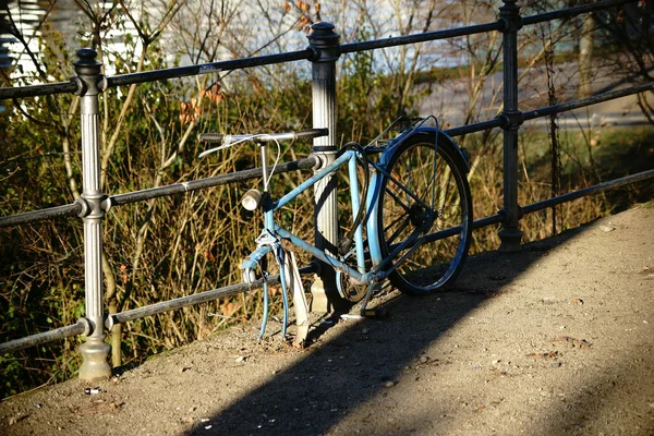 Förlorade cykel på staket — Stockfoto