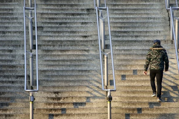 Adolescente está subiendo escaleras —  Fotos de Stock