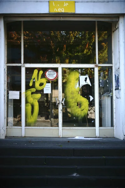 Bâtiment scolaire à porte barbouillée — Photo