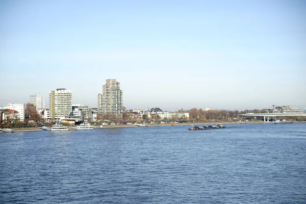 Scheepvaart op de Rhine-Keulen — Stockfoto