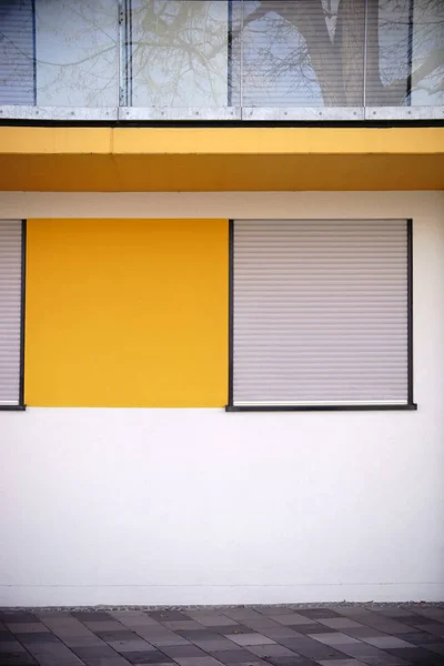 Modernes Wohnungsfenster — Stockfoto