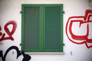 Eski panjurlar kapalı