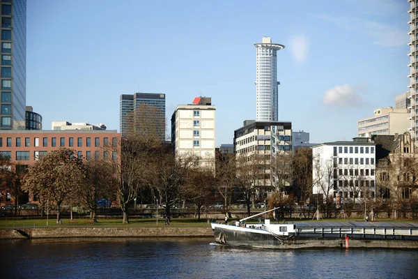 Wolkenkrabbers achter de rivier Main Frankfurt — Stockfoto