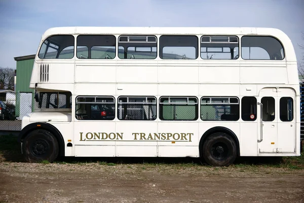 Dubbel decker bus op de schroothoop — Stockfoto