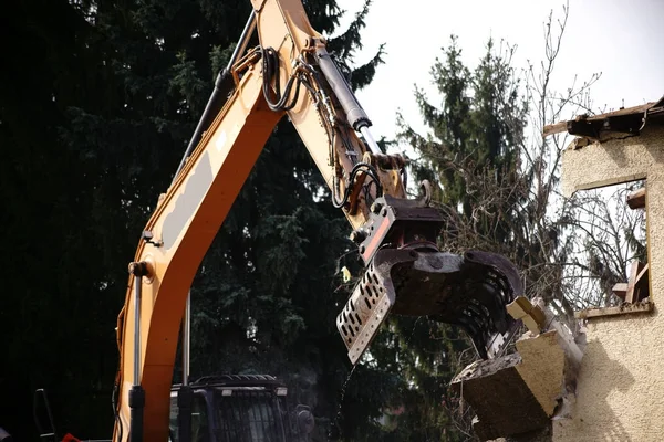 Demolition crane at work — Stock Photo, Image