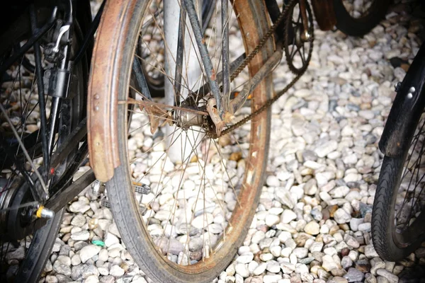 Bicicleta enferrujada perdida — Fotografia de Stock