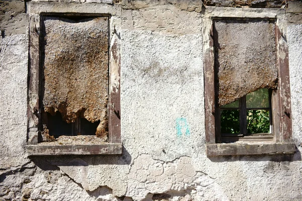 廃墟の窓の壁 — ストック写真