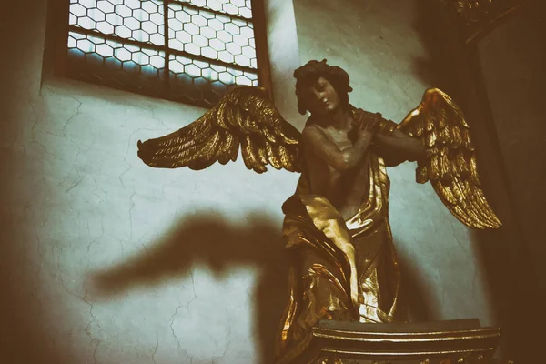 Guld ängel skulptur — Stockfoto