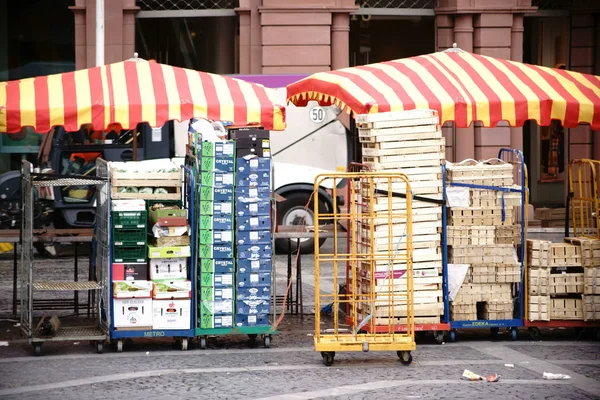 Schoonmaken van de wekelijkse markt Mainz — Stockfoto