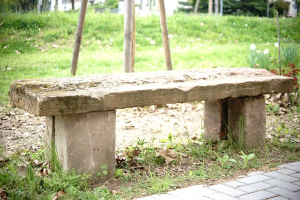 Каменная скамейка на велосипедной дорожке — стоковое фото
